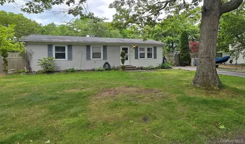 16 Sagewood Dr, Shirley, NY 11967