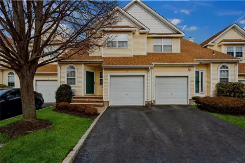 8 Blueberry Ct, Melville, NY 11747