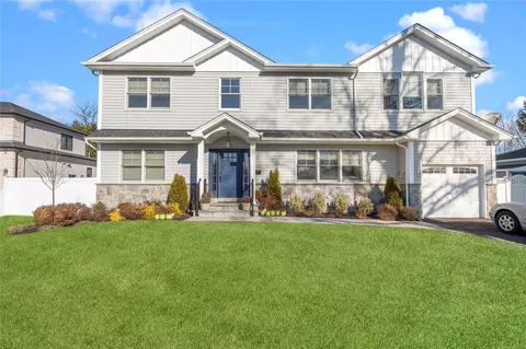 15 Frankie Ln, Old Bethpage, NY 11804