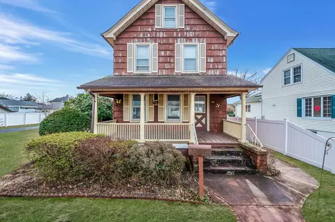 24 Mckinley St, Islip, NY 11751