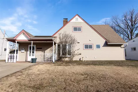 39 Summer Ln, Hicksville, NY 11801