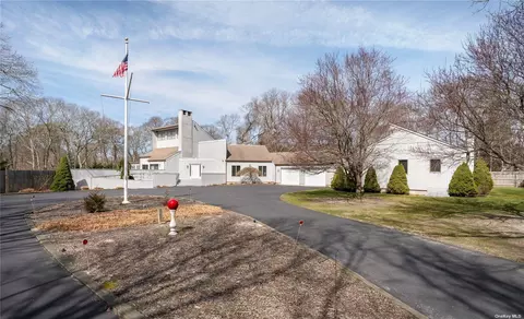11 Trail Rd, Hampton Bays, NY 11946