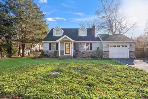 40 Schaefer St, Huntington Station, NY 11746