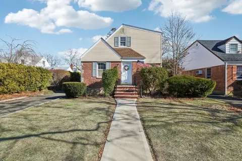34 Yale Blvd, North Hempstead, NY 11040