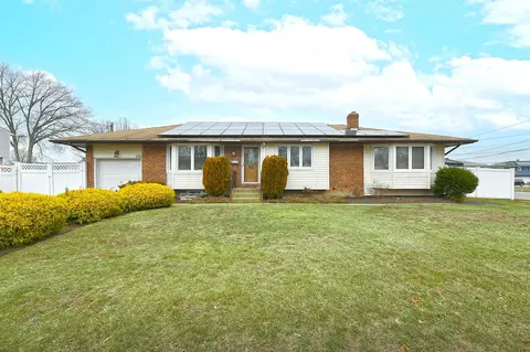 115 Bowling Ln, Deer Park, NY 11729