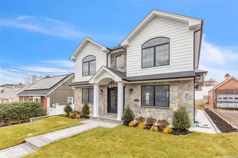 26 Albertson Pkwy, North Hempstead, NY 11507