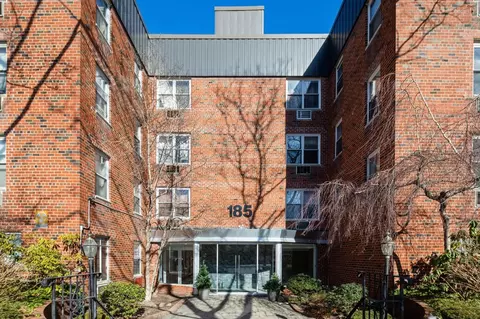 185 S Middle Neck Rd S #1 R, North Hempstead, NY 11021