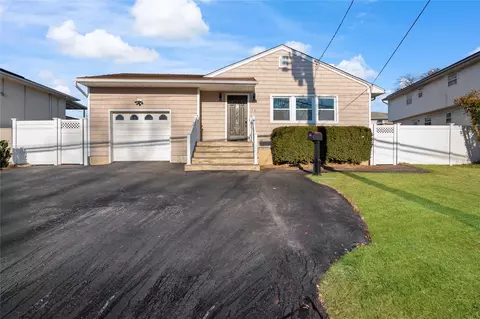 253 Haypath Rd, Old Bethpage, NY 11804