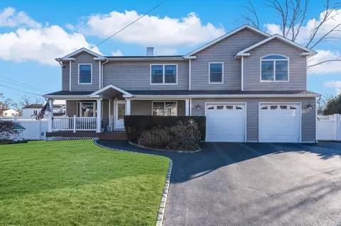 8 Remington Ave, Selden, NY 11784