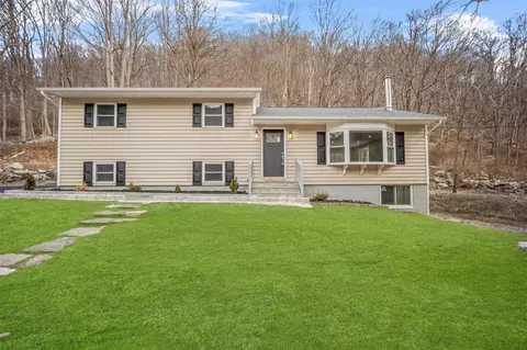 50 Wiccopee Rd, Putnam Valley, NY 10579