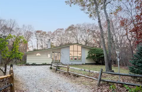 104 Pembroke Dr, East Hampton, NY 11937