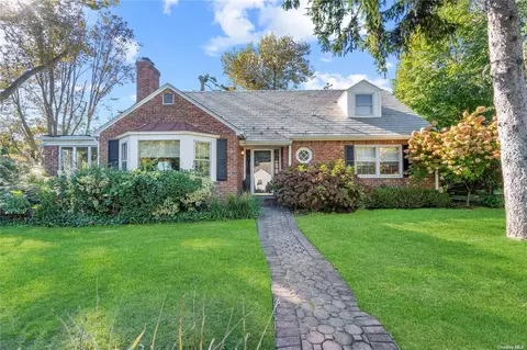25 Glenwood Ln, North Hempstead, NY 11577