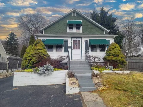 7 North St, Huntington Station, NY 11746