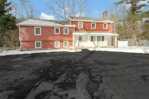 31 New Mill Rd, Smithtown, NY 11787