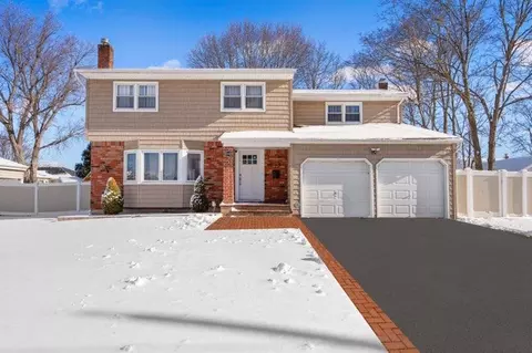 203 Osceola Ave, Deer Park, NY 11729