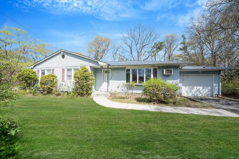  5 Stuart Rd, Shirley, NY 11967 photo 1