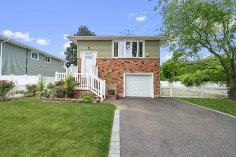 31 Cather Ave, Dix Hills, NY 11746