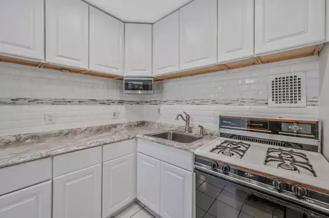 190 W Merrick Rd #4J, Freeport, NY 11520