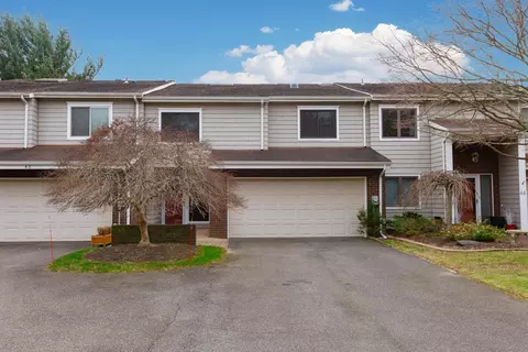 43 Boathouse Ln, Bay Shore, NY 11706
