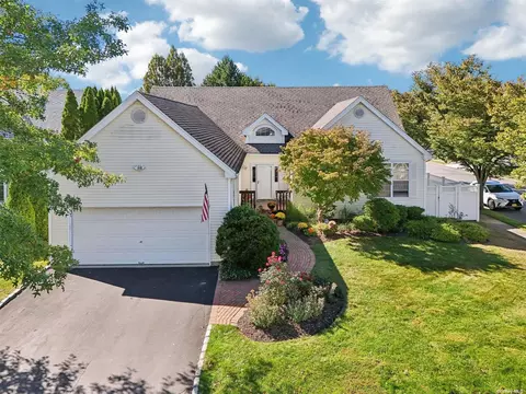 11 Lyndon Pl #11, Melville, NY 11747