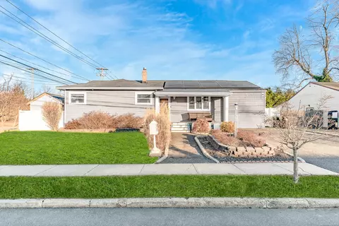 1093 Gardiner Dr, Bay Shore, NY 11706