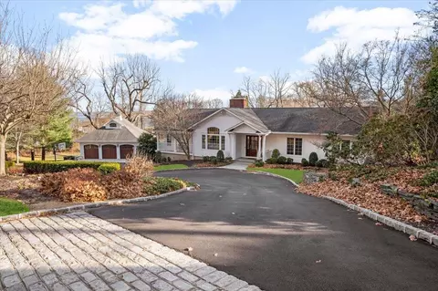 4 Horse Neck Path, Huntington, NY 11743