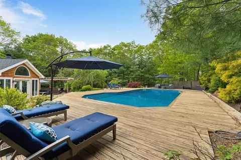 16 Wood View Way, Hampton Bays, NY 11946