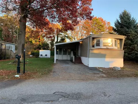 9 Betsy Ross Dr, Bohemia, NY 11716