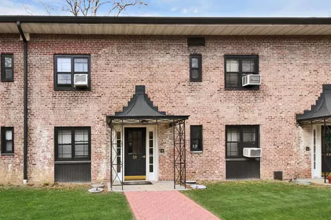 51 Manchester Rd #D1, Eastchester, NY 10709