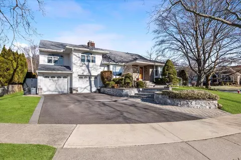 38 Mulberry Ct, Jericho, NY 11753