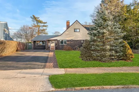 11 Round Ln, Levittown, NY 11756