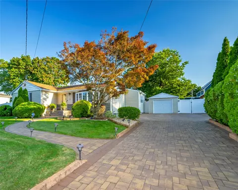 296 Fulton St, West Babylon, NY 11704