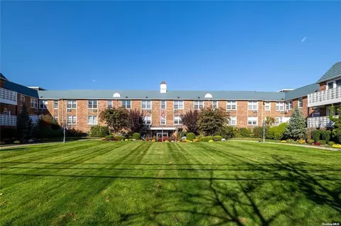 75 Noble St #113, Lynbrook, NY 11563