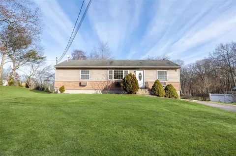 83 Gray Ave, Medford, NY 11763