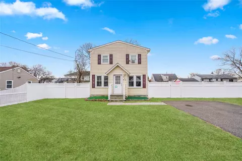 130 Smith St, Bay Shore, NY 11706
