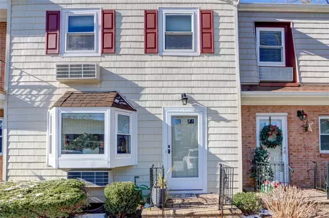 70 Maine Ave #21, Rockville Centre, NY 11570