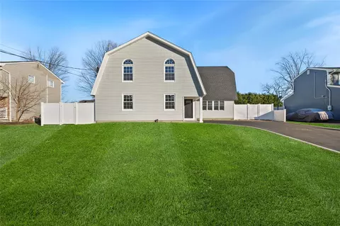 33 Cannon Dr, Holbrook, NY 11741