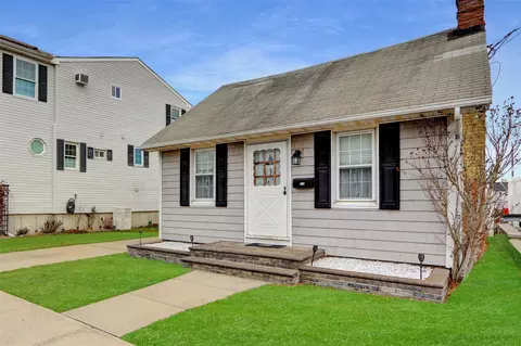756 S 8th St, Lindenhurst, NY 11757