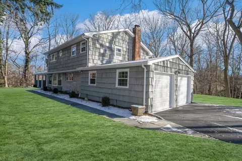 7 Cedar Grove Ln, Huntington, NY 11743