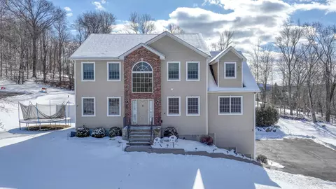 4 Trotter Ln, Rock Tavern, NY 12575