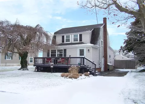 34 Avery Ave, Patchogue, NY 11772