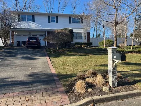 10 Scott Dr, Smithtown, NY 11787