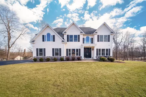 22 Biltmore Dr, Beekman, NY 12533