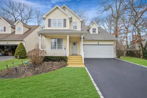 225 Pleasant Dr, Bay Shore, NY 11706
