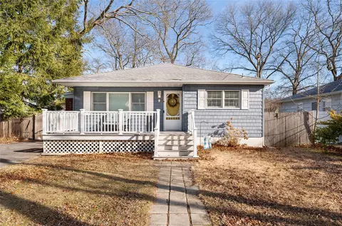 9 Forest Trl, Ridge, NY 11961