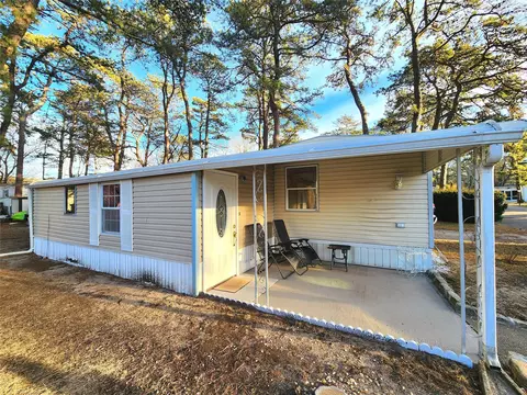 525 Riverleigh Ave #AA2, Riverhead, NY 11901