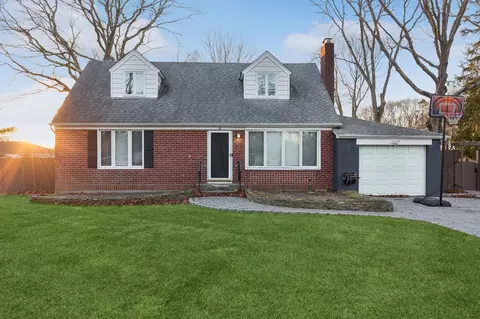 90 E Masem Sq, Brookhaven, NY 11772