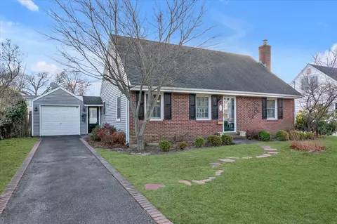 3 Brompton Rd, Merrick, NY 11566