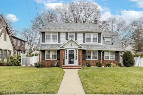 100 Stratford Rd, West Hempstead, NY 11552