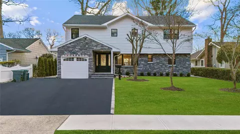 1574 Middle Neck Rd, North Hempstead, NY 11050